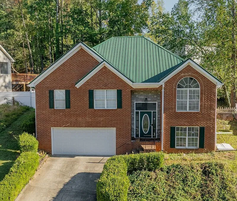 4 bed, 3.0 bath, 2012 sqft, $2,450 — Photo 1