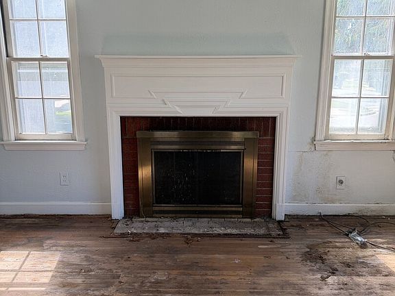 4th image of 910 Campbell St