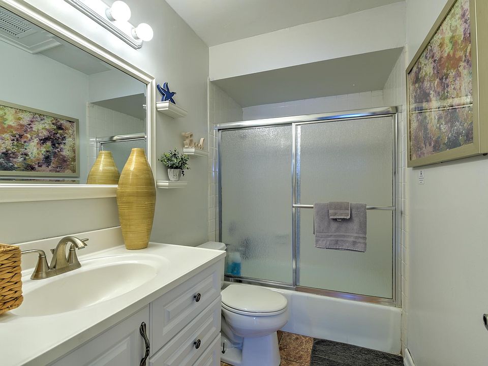 1st image of 711 Island Ct APT 5