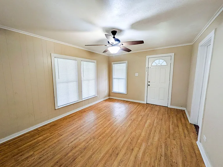 1030 Dallas St — Photo 3
