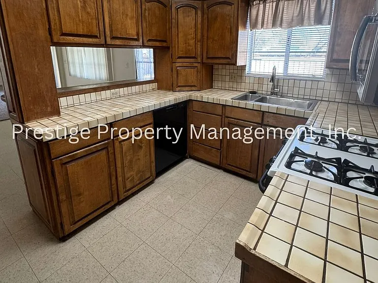 825 E Copper St — Photo 5