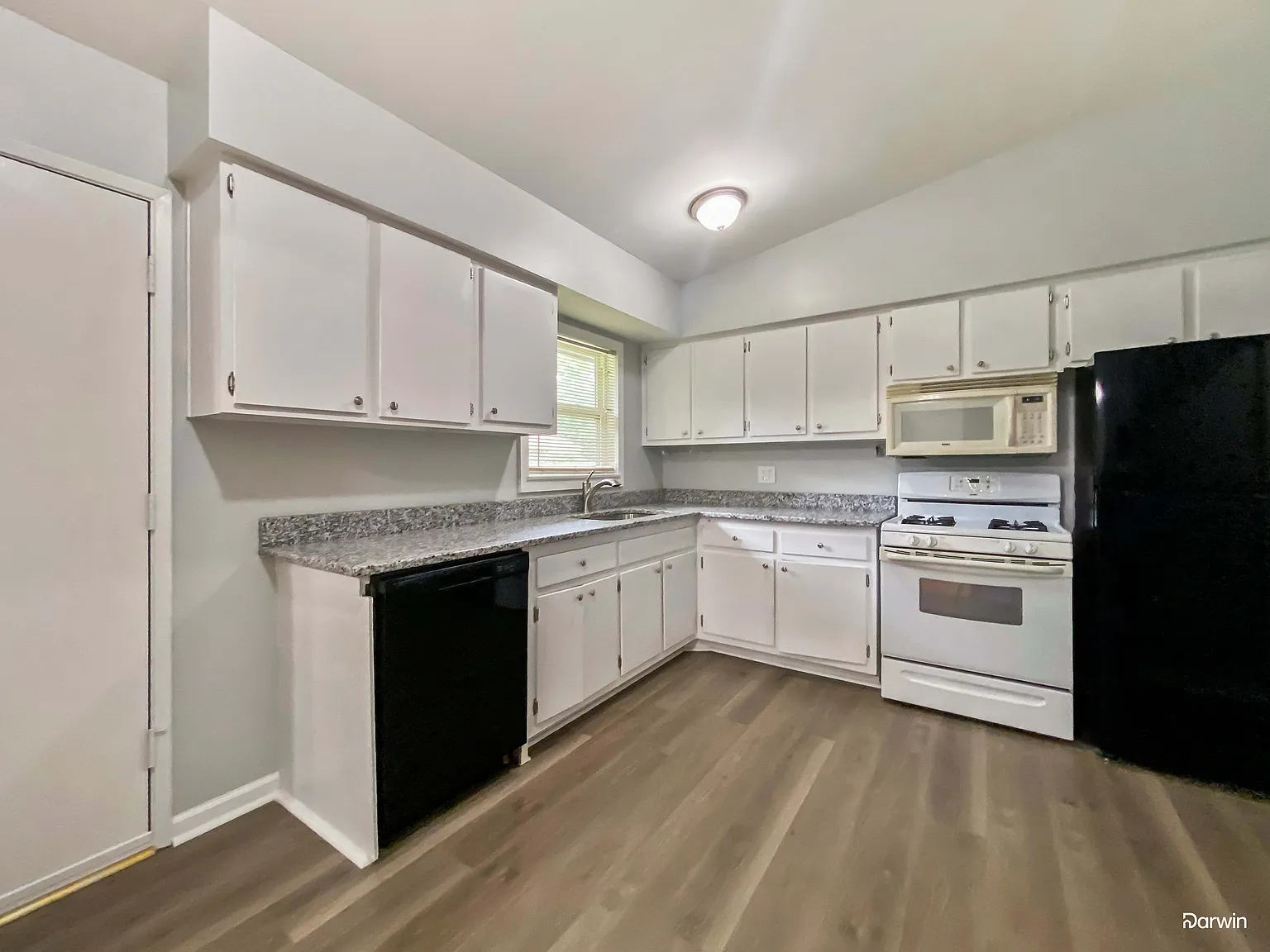3 bed, 1.0 bath, 1082 sqft, $1,460 — Photo 3