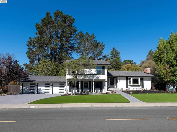 1290 Larch Ave, Moraga, CA 94556