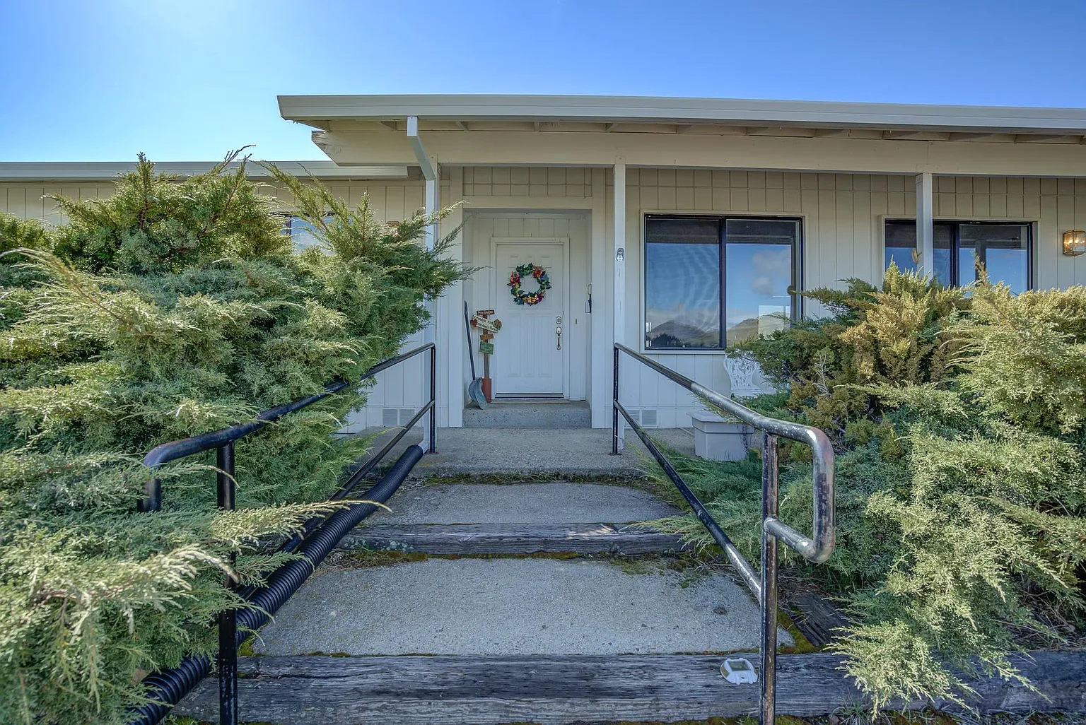 1810 Riverview Dr photo 1