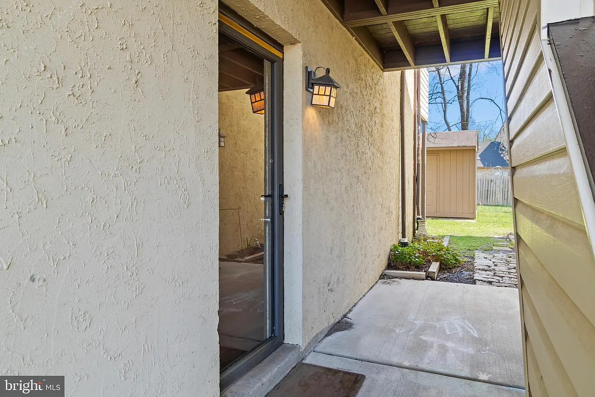 Building Photo - 15 E Daisy Ln #15A