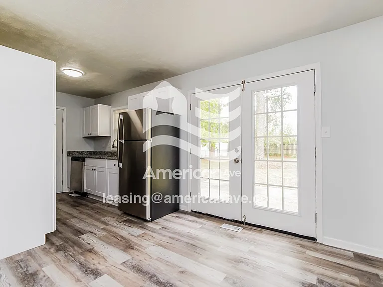 1043596_006_dining_room_12692867.jpg
