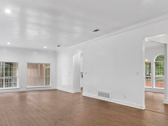 5th image of 188 Rosehill Dr W