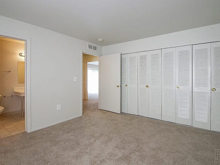 Pointe West Apartments — Photo 14