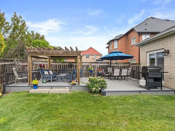 3rd image of 69 Chaplin Cres