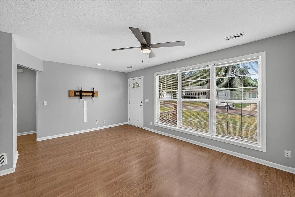 3 bed, 1180 sqft, $2,100 — Photo 2