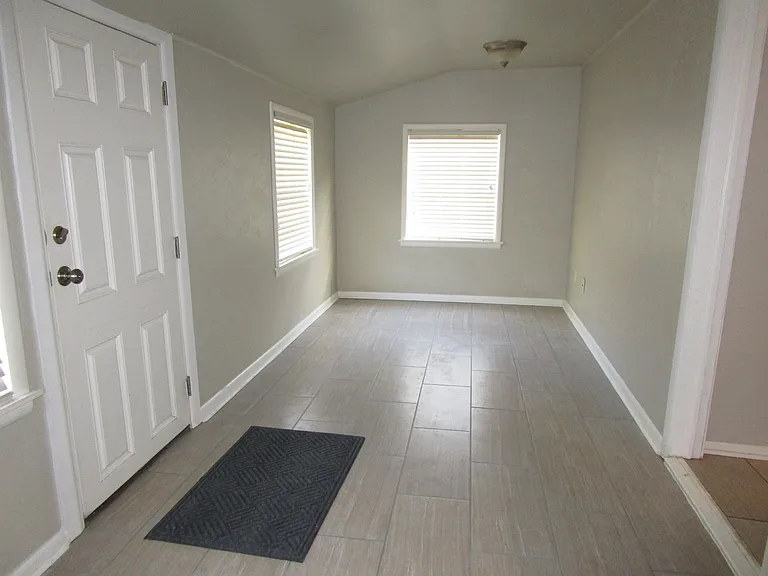 611 S Flood Ave — Photo 15