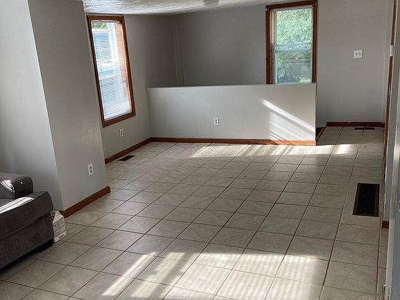 5th image of 209 N Main St