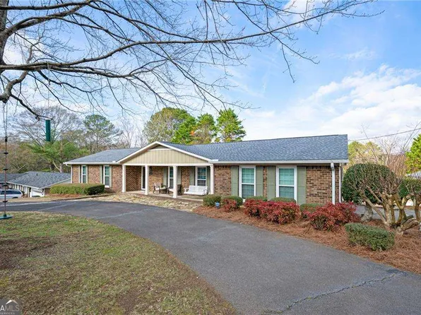 136 Meadow Ln, Calhoun, GA 30701