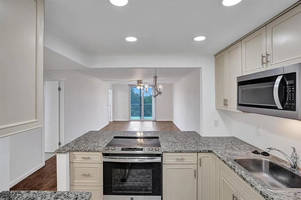 2 bed, 2.0 bath, 1050 sqft, $1,950 — Photo 3