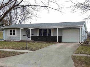 1224 Circle Dr, De Witt, IA 52742