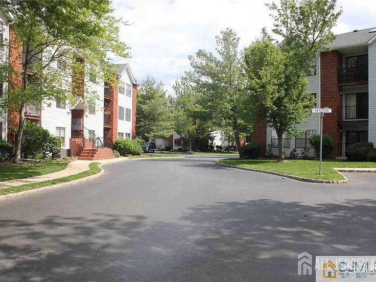 82 Keystone Ct — Photo 2