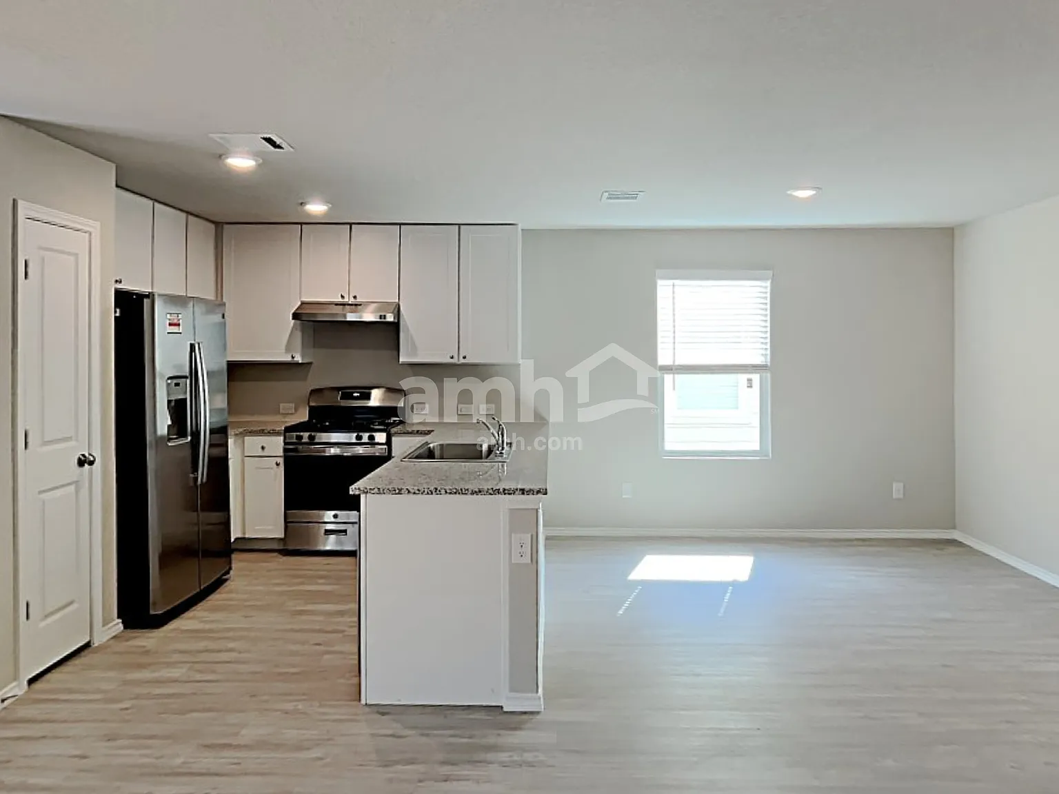 4 bed, 2.5 bath, 1950 sqft, $1,825 — Photo 3