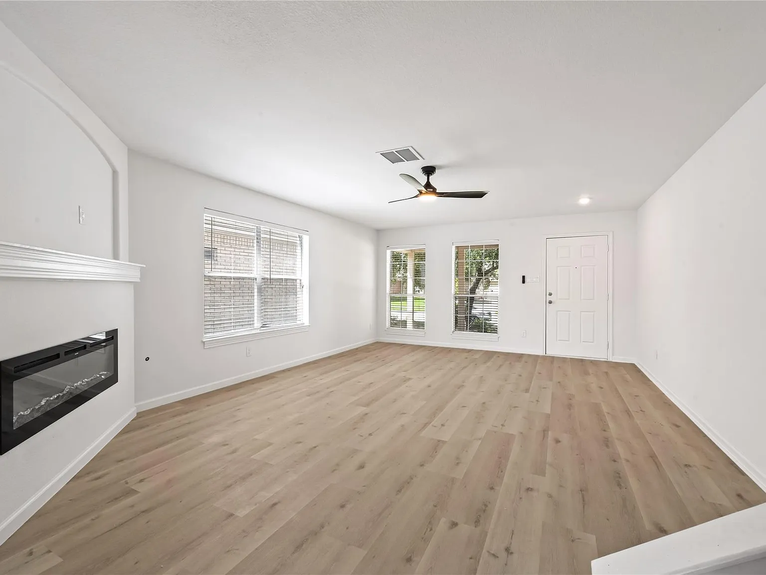 4 bed, 2.5 bath, 2556 sqft, $2,695 — Photo 4