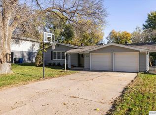 3129 Cottonwood Ln, Omaha, NE 68134
