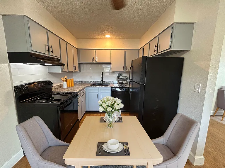 Cottonwood Creek Apartments — Photo 34