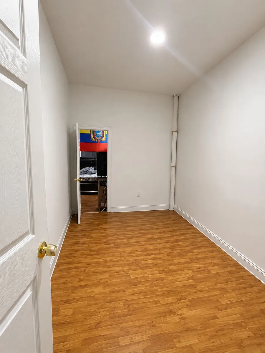 Building Photo - 313 Onderdonk Ave #1LB