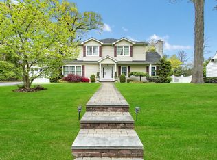 55 Thornwood Ln, Roslyn Heights, NY 11577