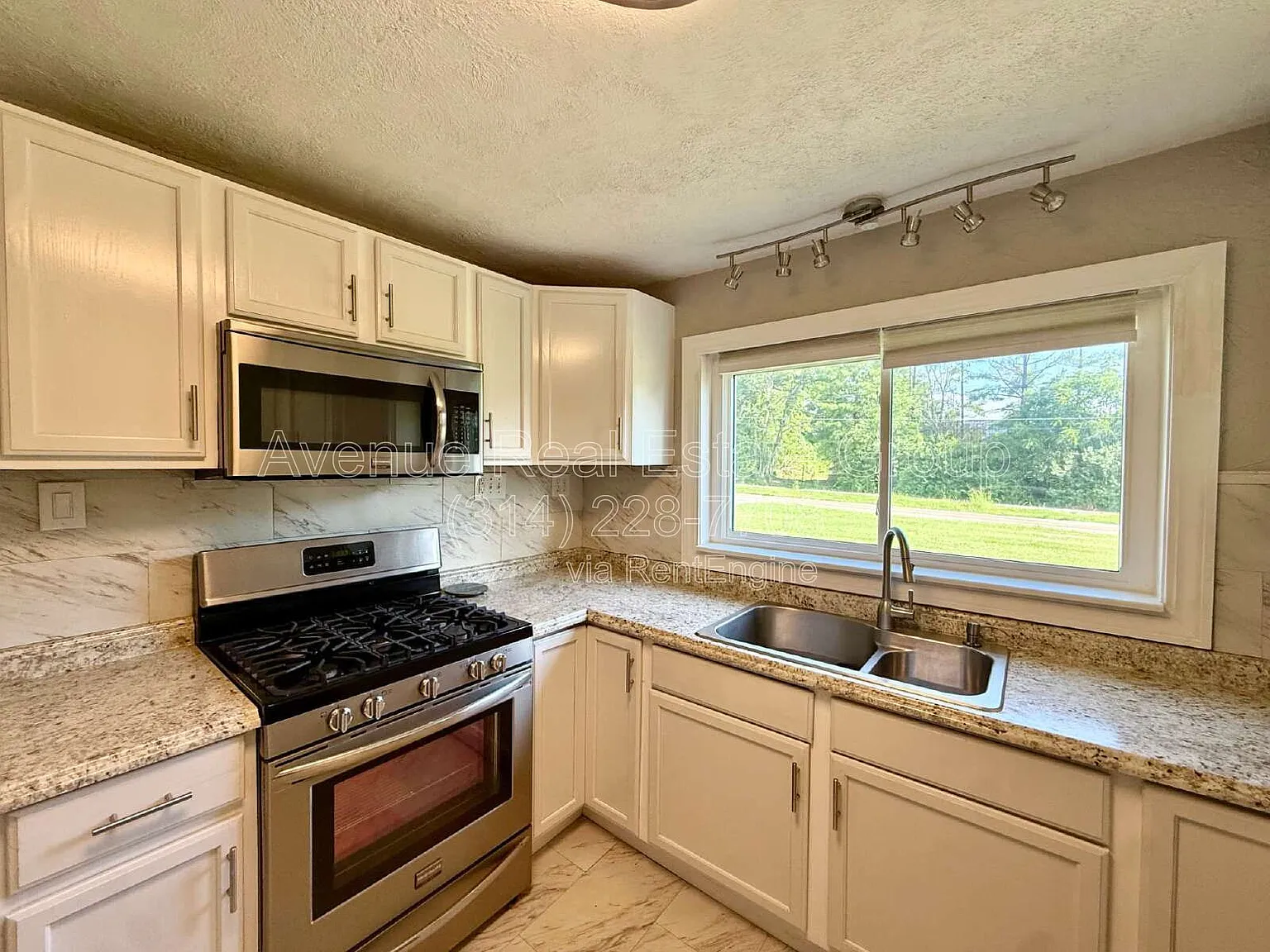2 bed, 1.0 bath, 962 sqft, $1,750 — Photo 3