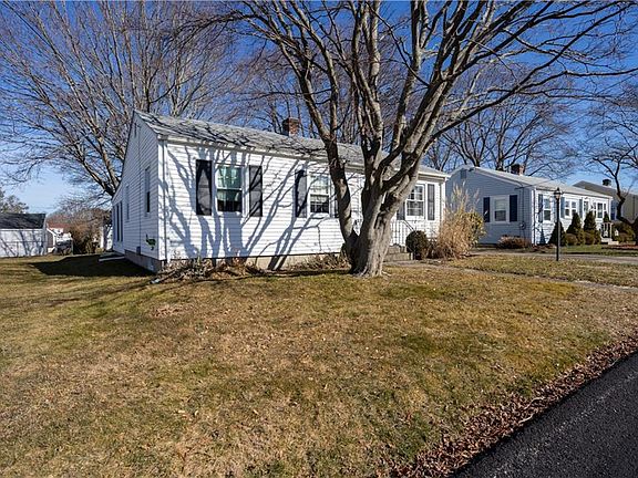 2nd image of 52 Vineyard Ave