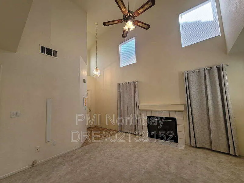 3 bed, 2.0 bath, 1370 sqft, $2,900 — Photo 2