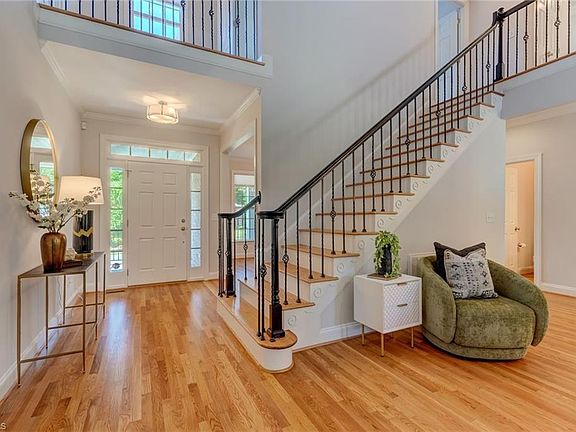 3rd image of 1827 Crossroads Dr