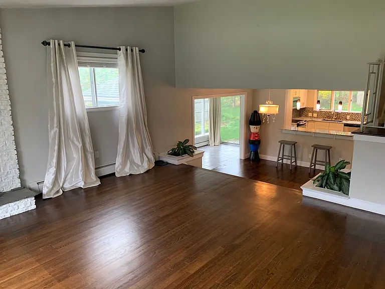 384 Matthews St — Photo 8