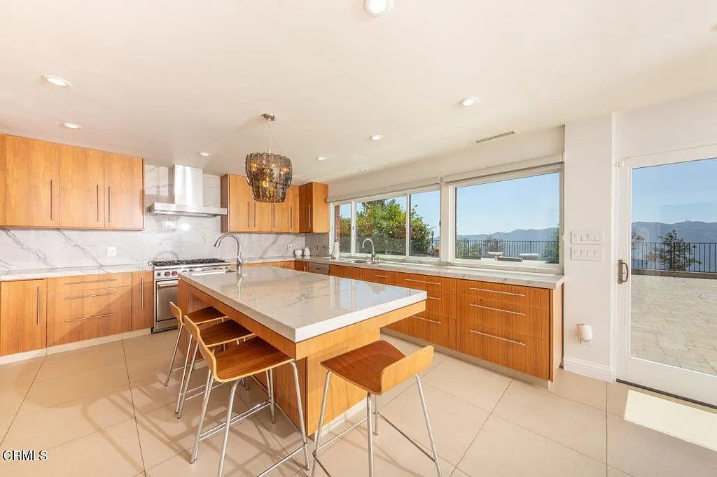 3 bed, 2.5 bath, 2298 sqft, $6,850 — Photo 2