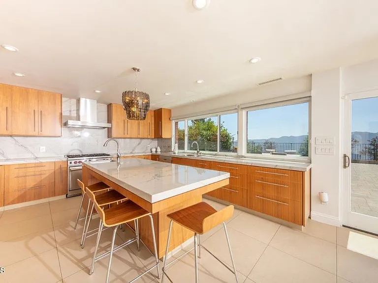 2906 Hawkridge Dr — Photo 2