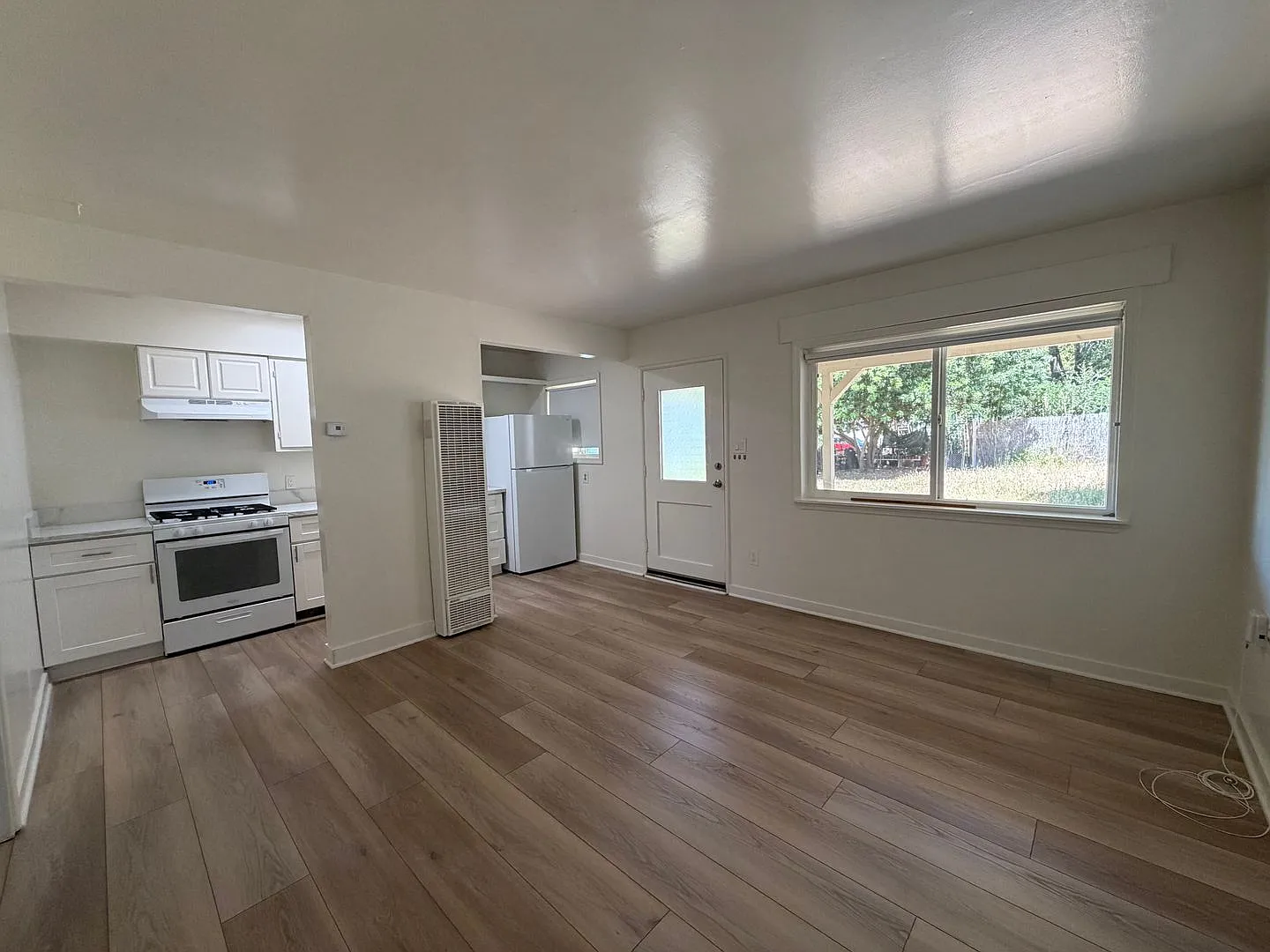 Move in Special and Recently Reduced Monthly-Escondido 1 bedroom 1 bath apartment for rent — Photo 3