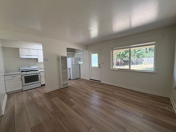 4th image of 622 S Kalmia St #B