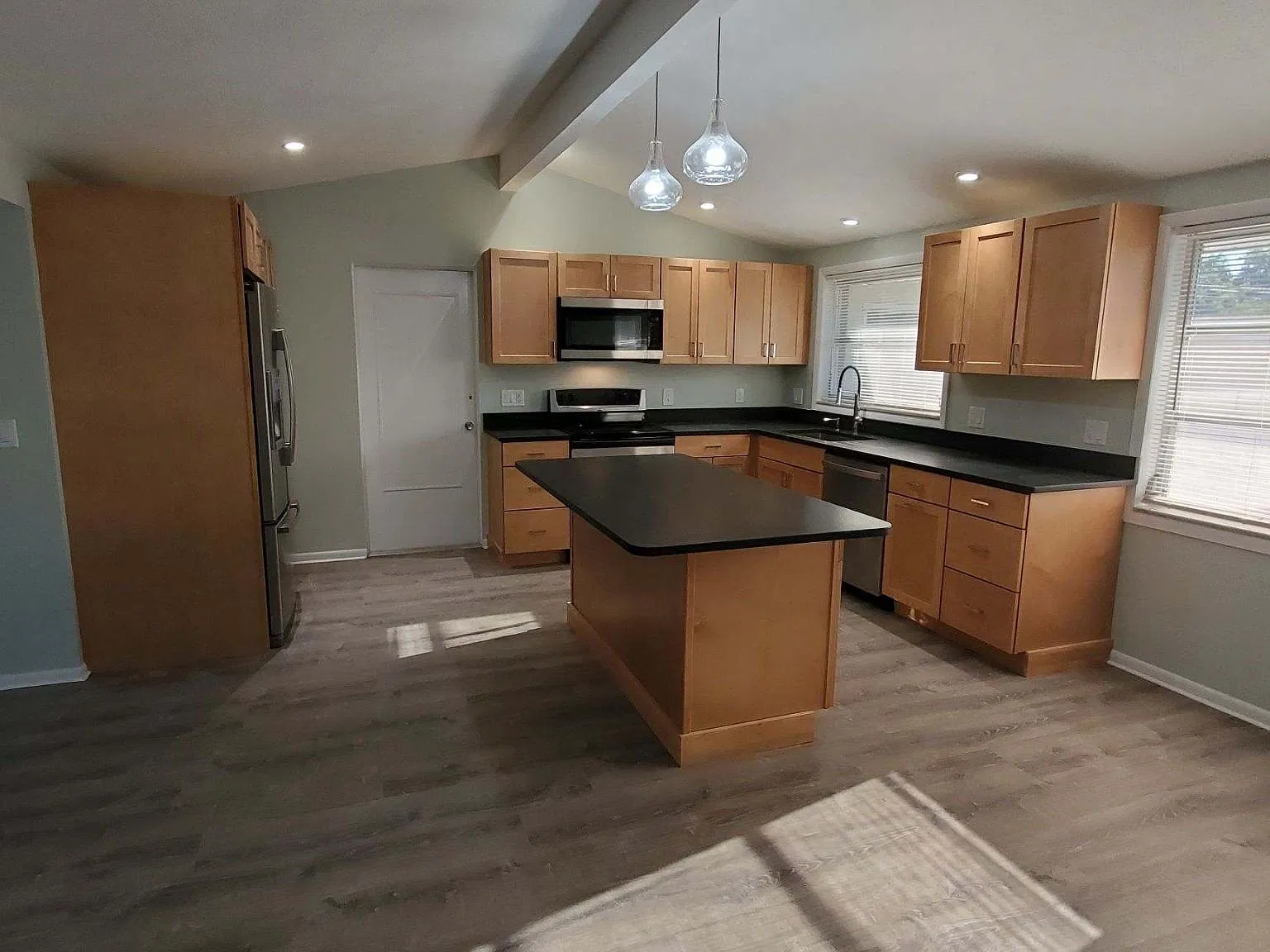 2 bed, 1800 sqft, $1,900 — Photo 2