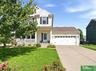 2003 Lakewood Dr, Papillion, NE 68046