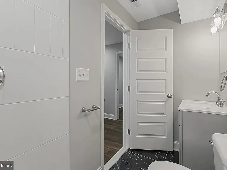 42 E Heath St — Photo 32