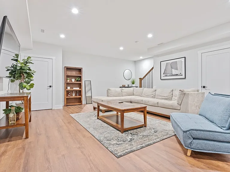 287 E Greenwood Ave — Photo 2