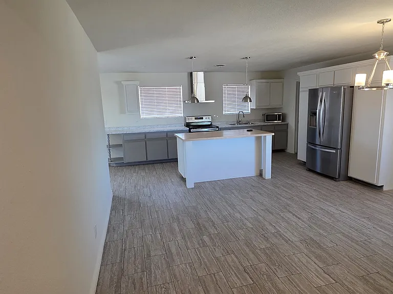 1201 E Barcelona Ave — Photo 11