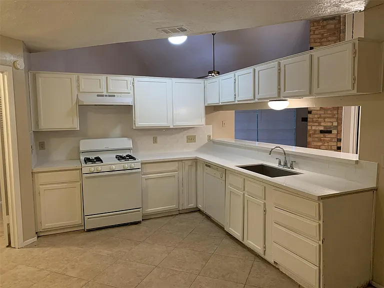 2306 Doverglen Dr — Photo 3