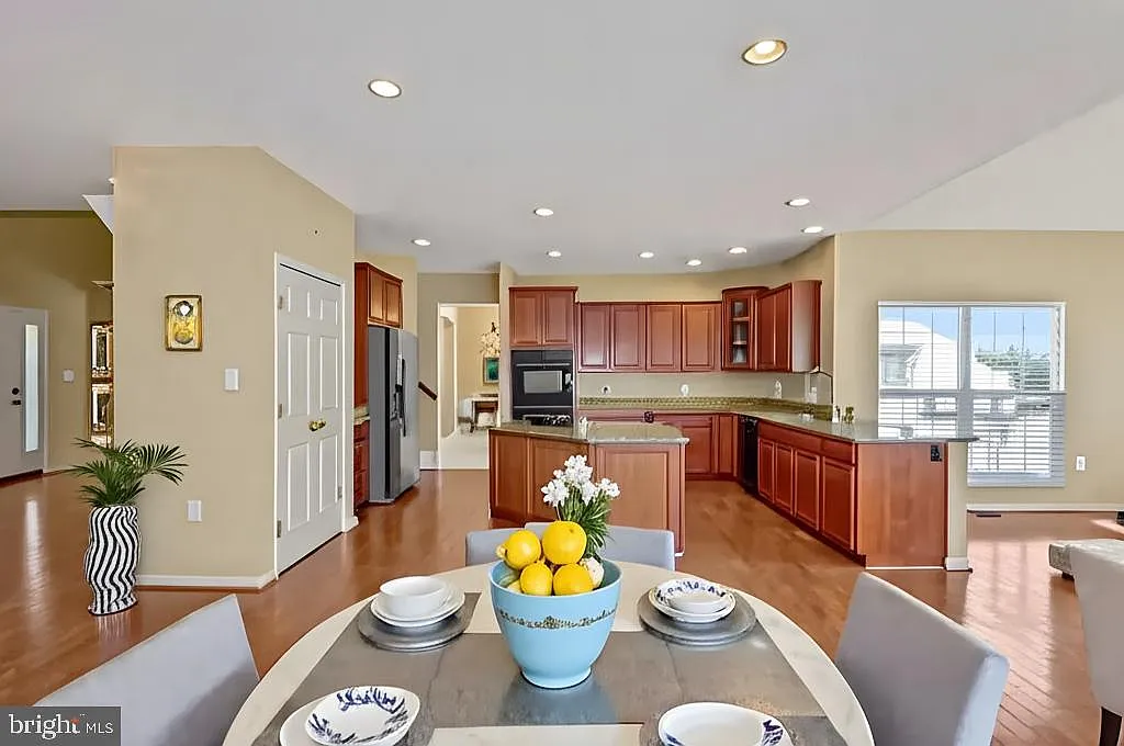 4 bed, 2.5 bath, 3108 sqft, $3,900 — Photo 2