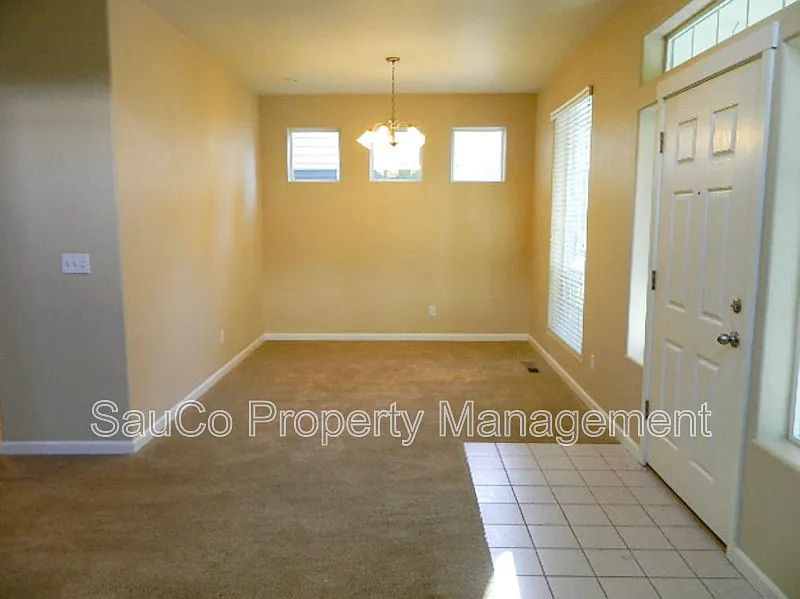 4 bed, 2.5 bath, 1961 sqft, $2,600 — Photo 4