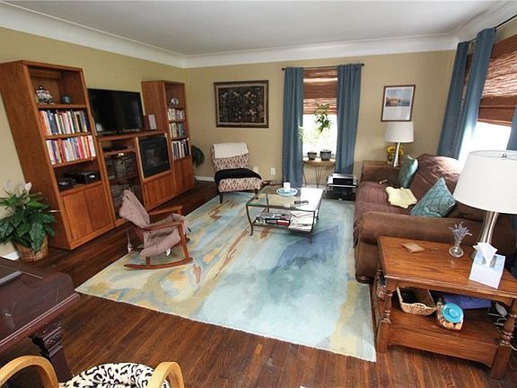 4th image of 26751 Lake Shore Blvd