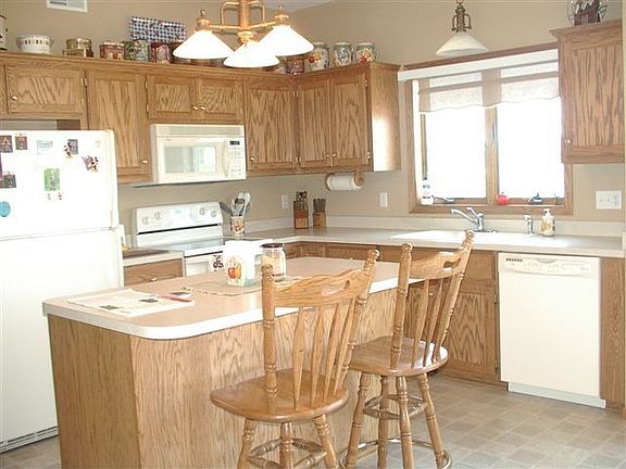 Kitchen w/breakfast bar