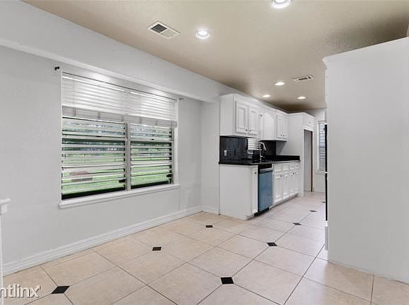 5th image of 4702R 31st St E