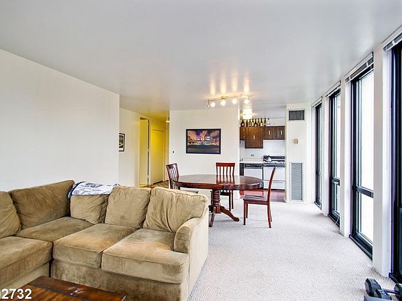 4th image of 1 E Scott St #1816