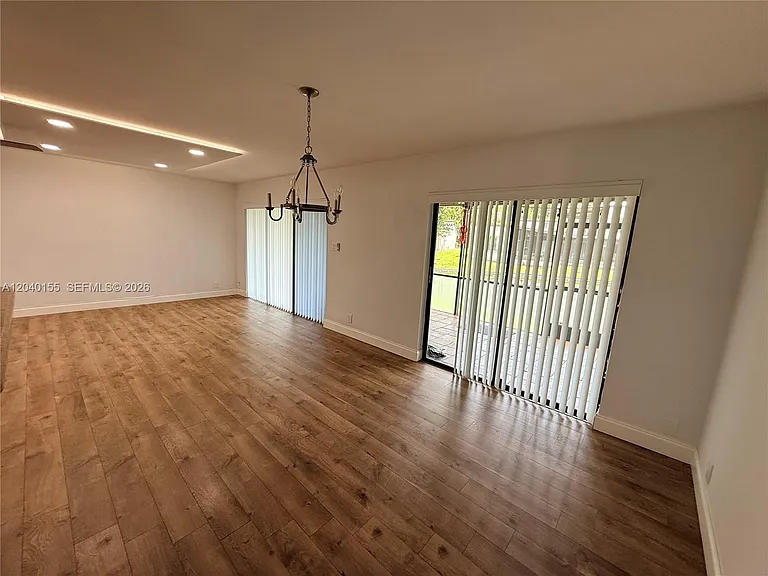 9717 N New River Canal Road 406 #406 — Photo 7
