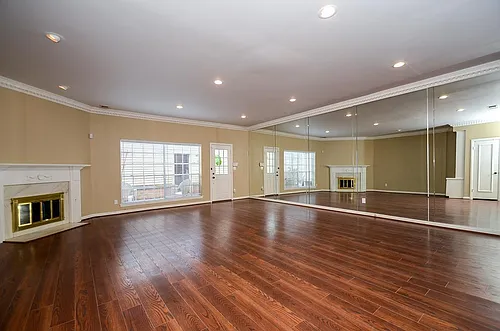 573 N Post Oak Ln Photo 1