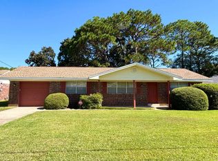 3 Lakeview Dr, Mary Esther, FL 32569